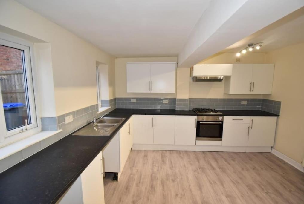 Cheerful 2-Bedroom Home With Off Street Parking Блекпул Екстериор снимка
