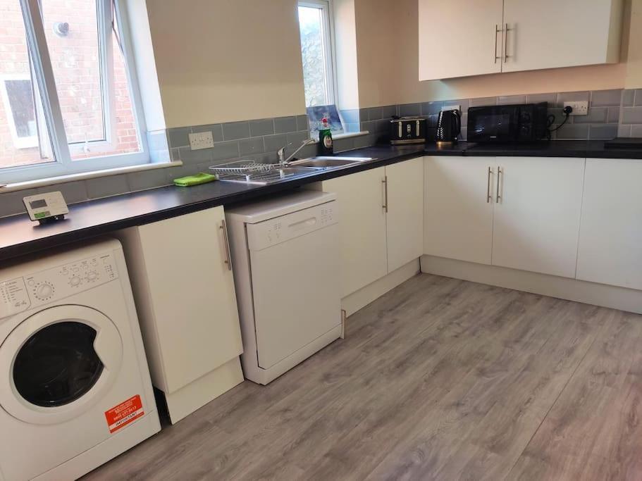 Cheerful 2-Bedroom Home With Off Street Parking Блекпул Екстериор снимка
